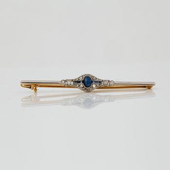 BROSCH, 14 K guld med cabochonslipad safir ca 4,5 x 3 mm och diamanter, art déco. Vikt 3,9 g.