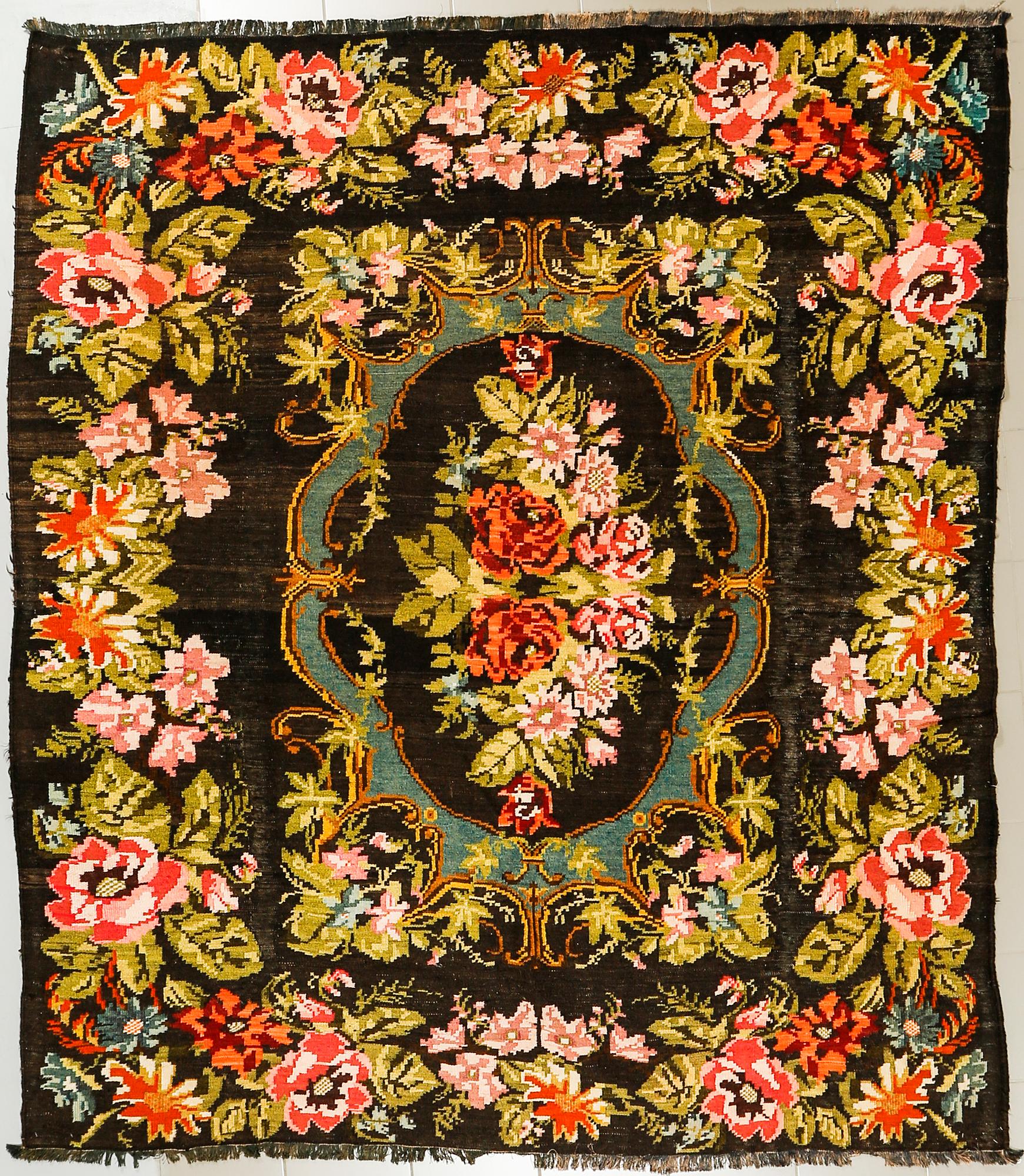 A so called rose kelim, 263 x 232 cm.