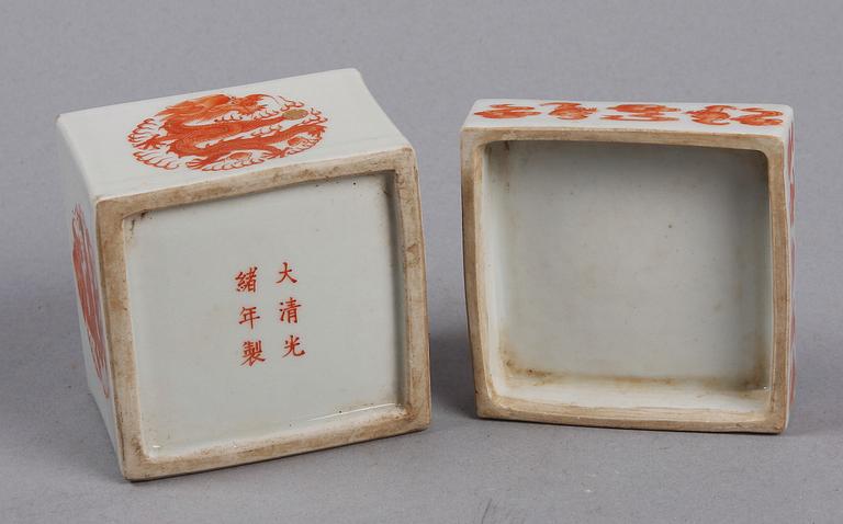 ASK MED LOCK, porslin, samt PENSELVAS, trä, Kina. 1900/2000-tal.