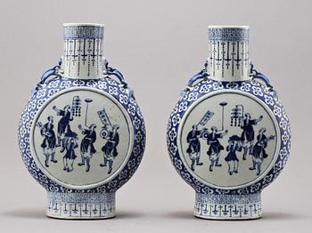 PILGRIMSKRUS, ett par, porslin, Kina, 1800-tal.