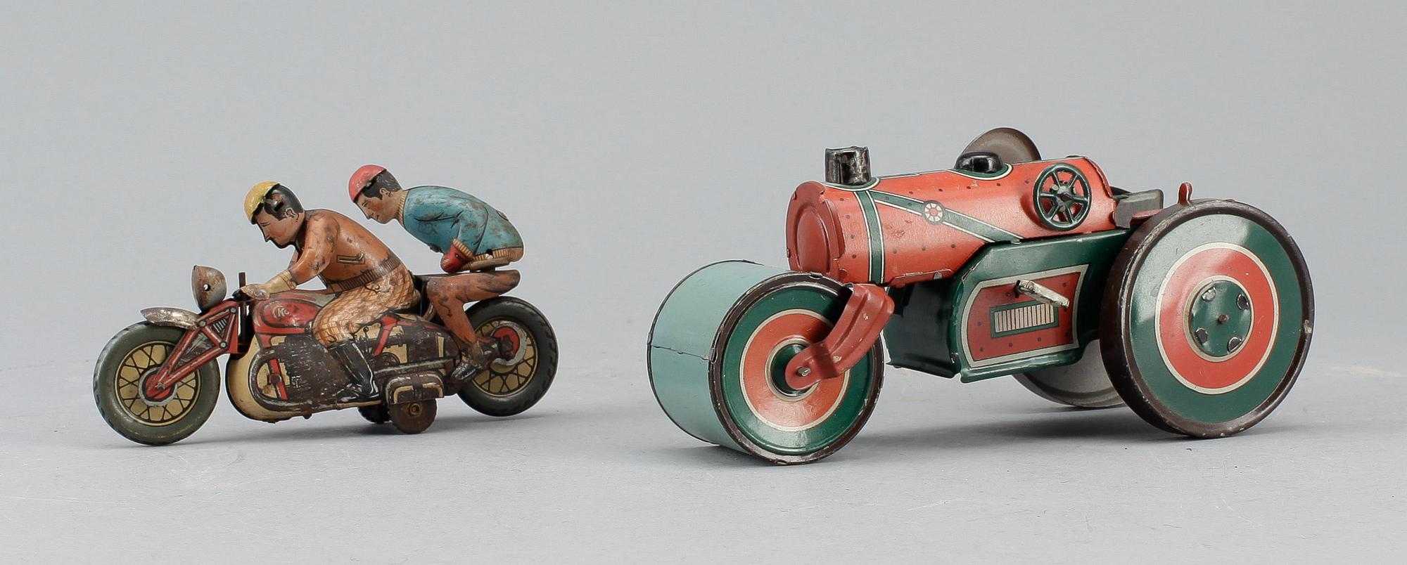 LEKSAKER, 2 st, ångvält samt motorcykel, 1950- resp 1920-tal.