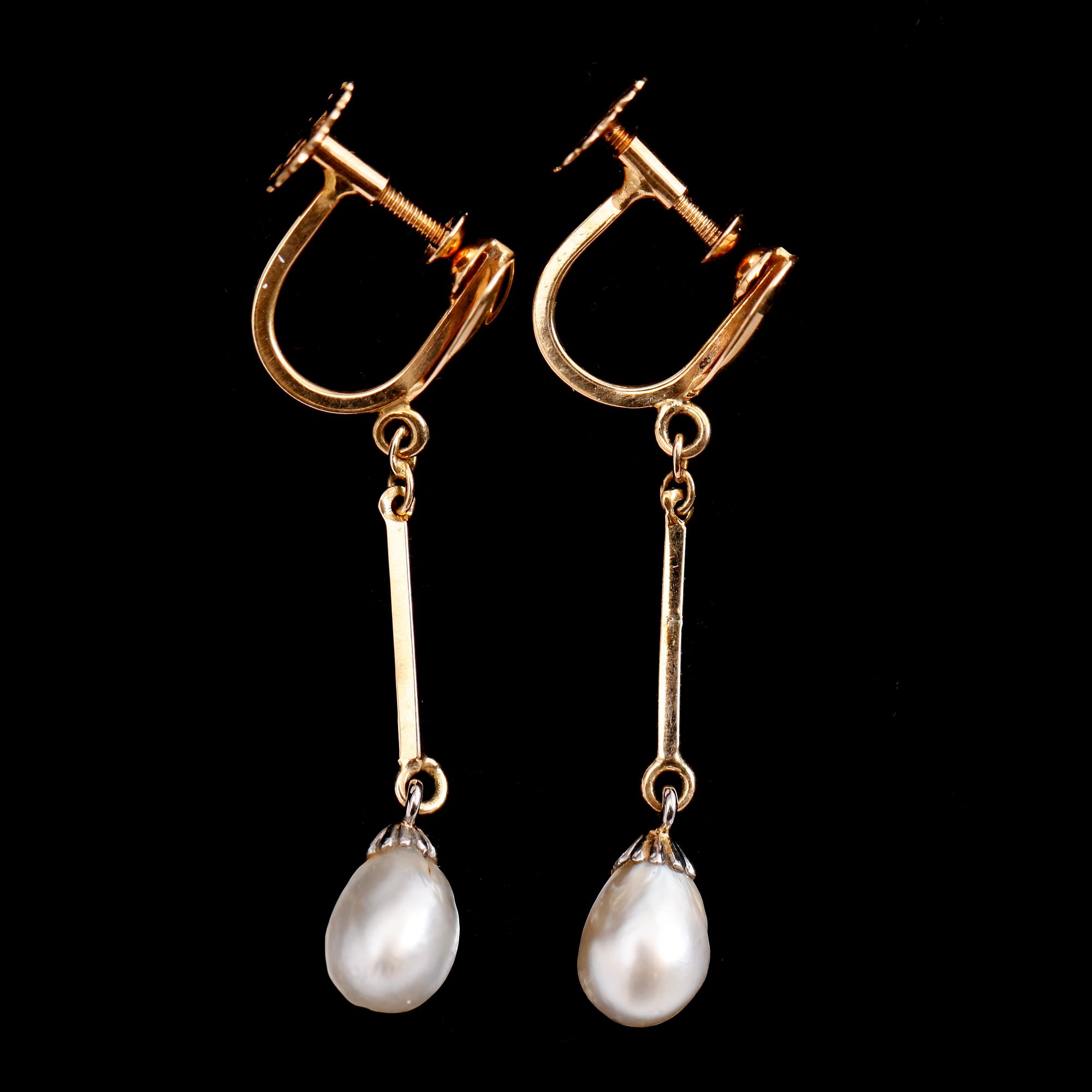 ÖRHÄNGEN, 1 par, 18 k guld, odlade pärlor, svenska stämplar GFP 1961.