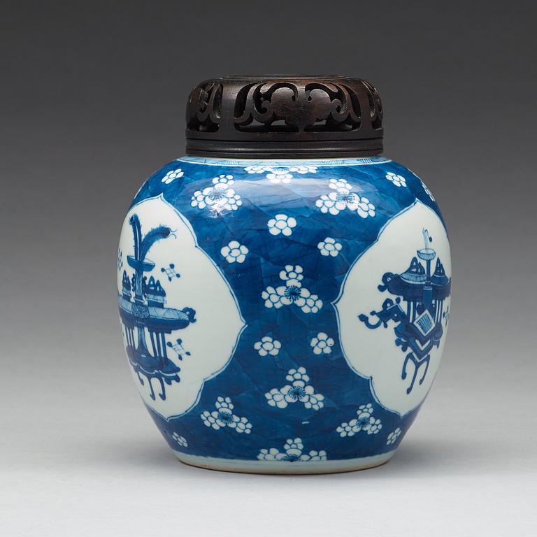 URNA, porslin. Qingdynastin, 1700-tal.