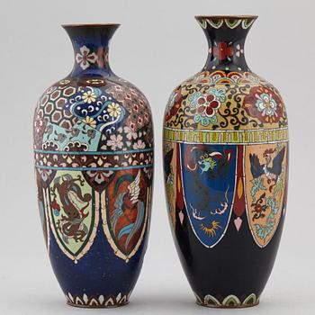 VASER, två stycken, cloisonné, Japan, 1900-tal.