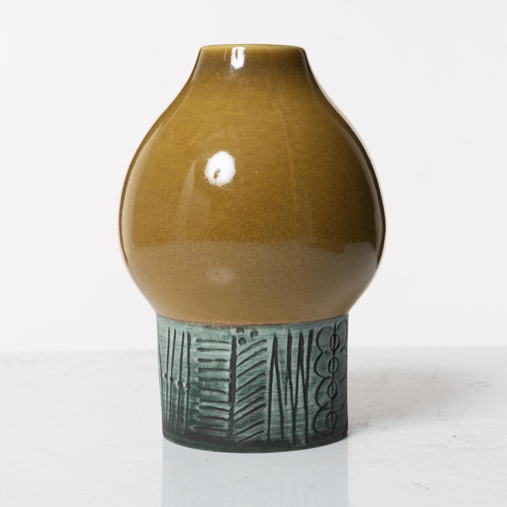 Lisa Larson, väggrelief samt vas, Gustavsberg.