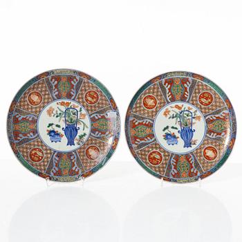 Tallrikar, fyra stycken, samt tekanna med lock, porslin. Japan, Meiji (1868-1912).