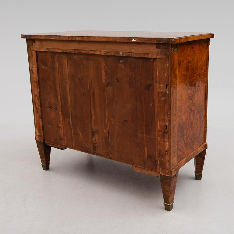 BYRÅ, sengustaviansk, omkring år 1800.