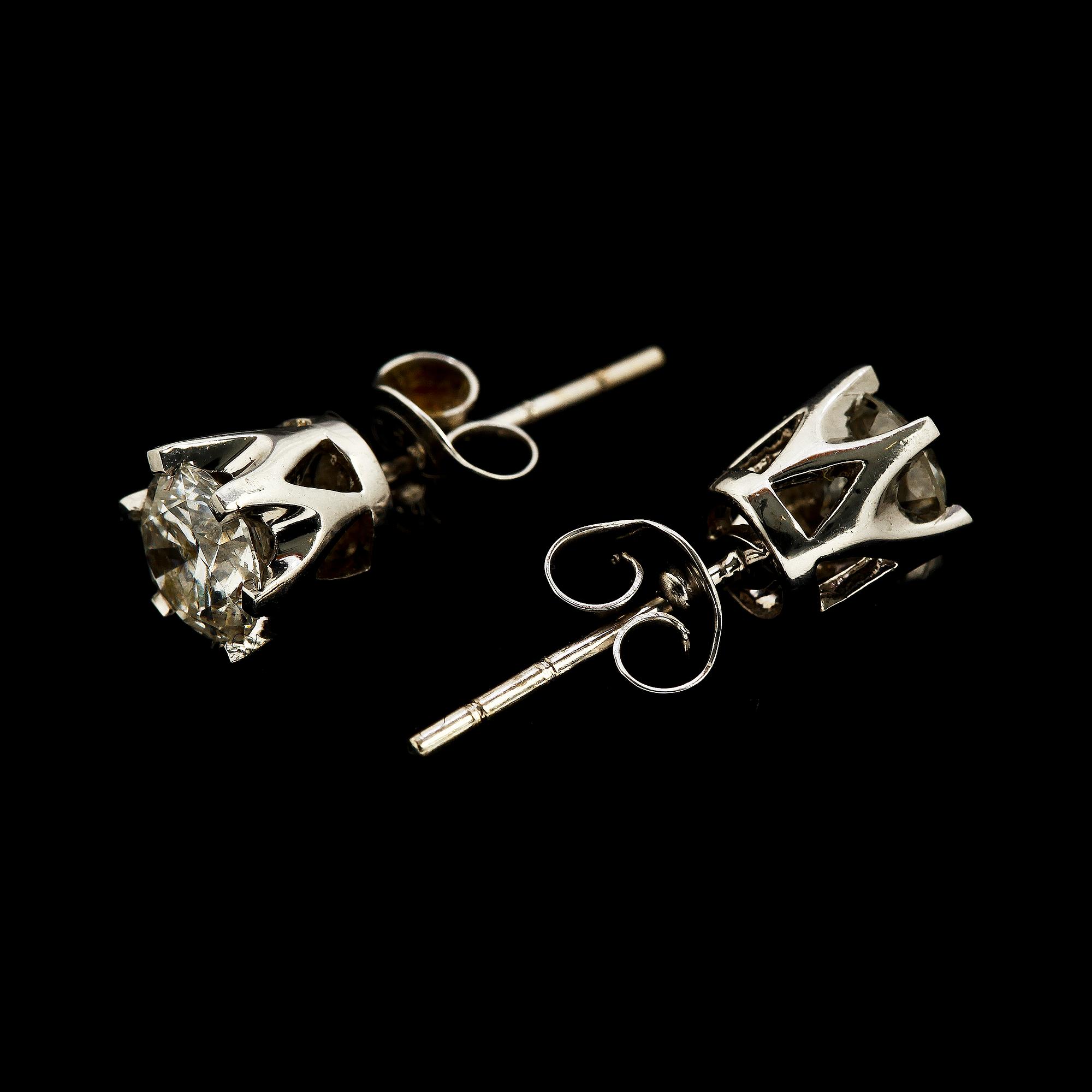 ÖRHÄNGEN, ett par, 18k vitguld med 2 briljantslipade diamanter tot ca 1.0 ct, Albrekts Guld. Vikt 2 g.