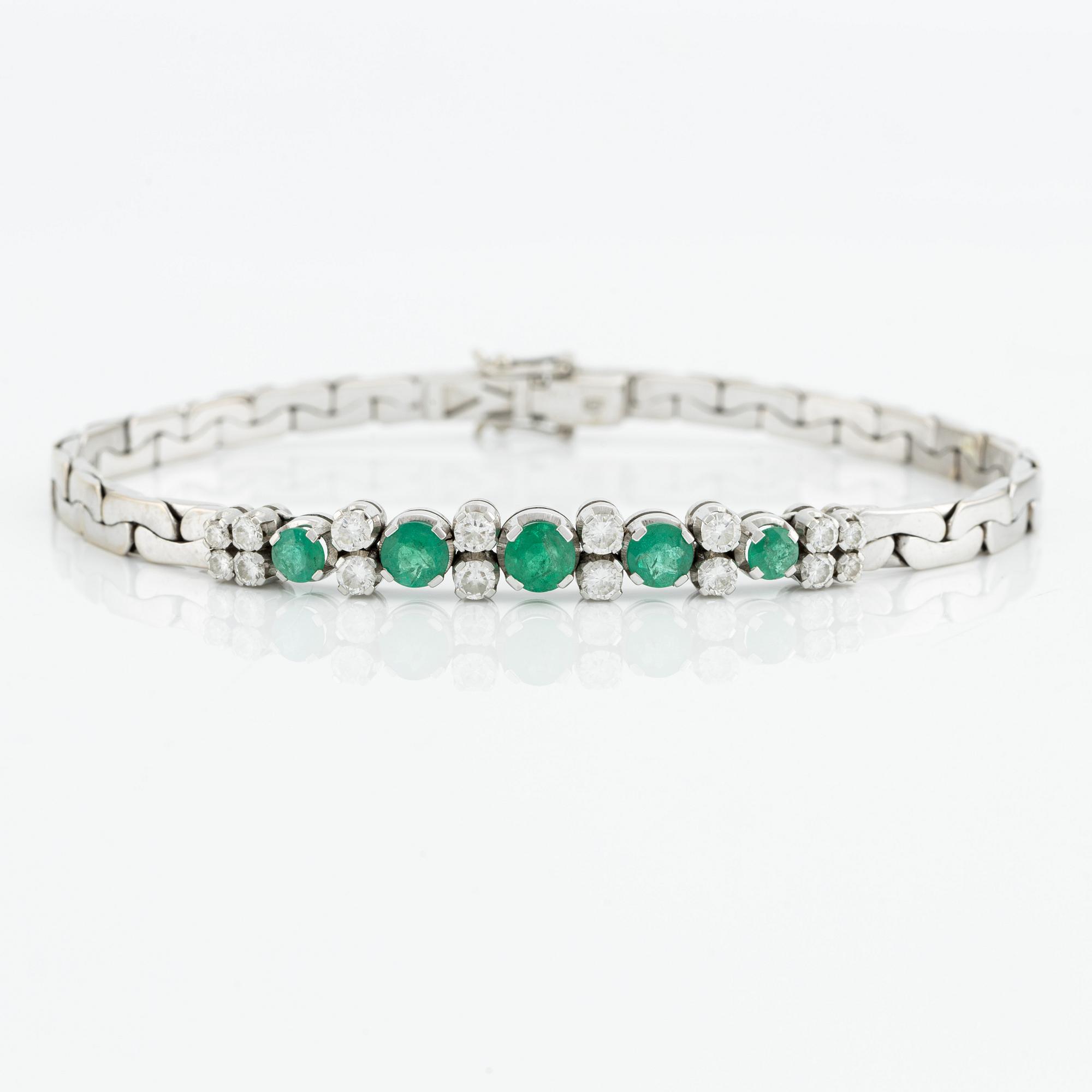 Bracelet in 18K white gold with emeralds and brilliant-cut diamonds.
