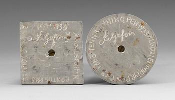 LJUSSTAKAR, två stycken. Blybergs- och Gammalklittporfyr, samt tenn.