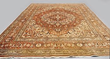 A carpet, an antique Tabriz, ca 380-381,5 x 271,5-283 cm, an inscription: Yekbar Jorabchi.