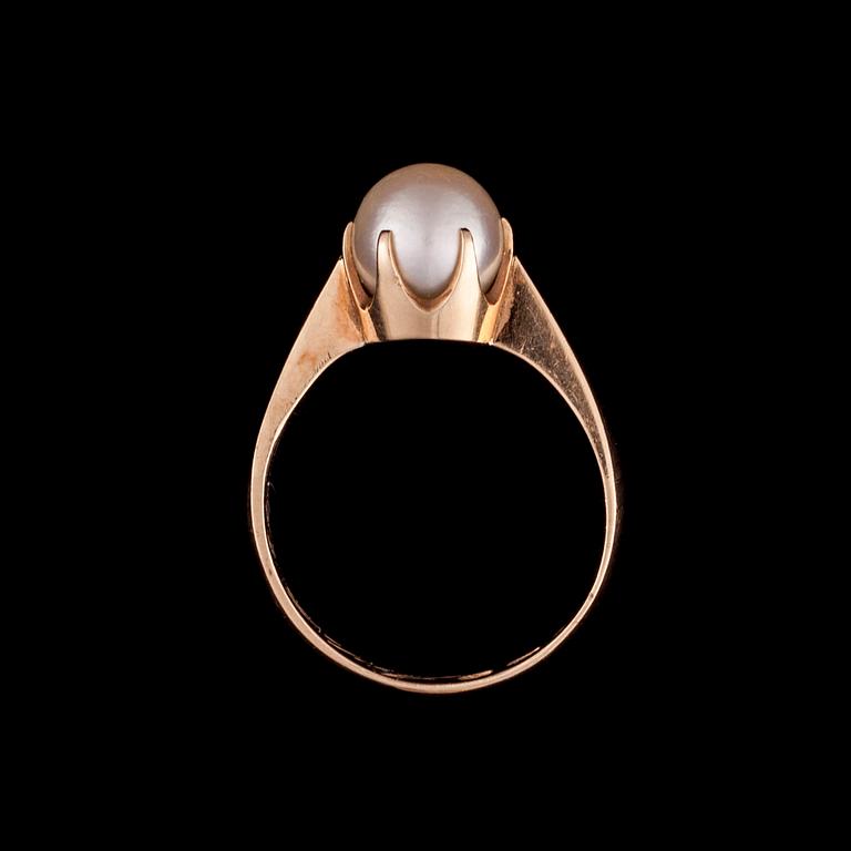 RING, 14K guld, pärla. Helsingfors, 1964. Vikt ca 3,7 g.