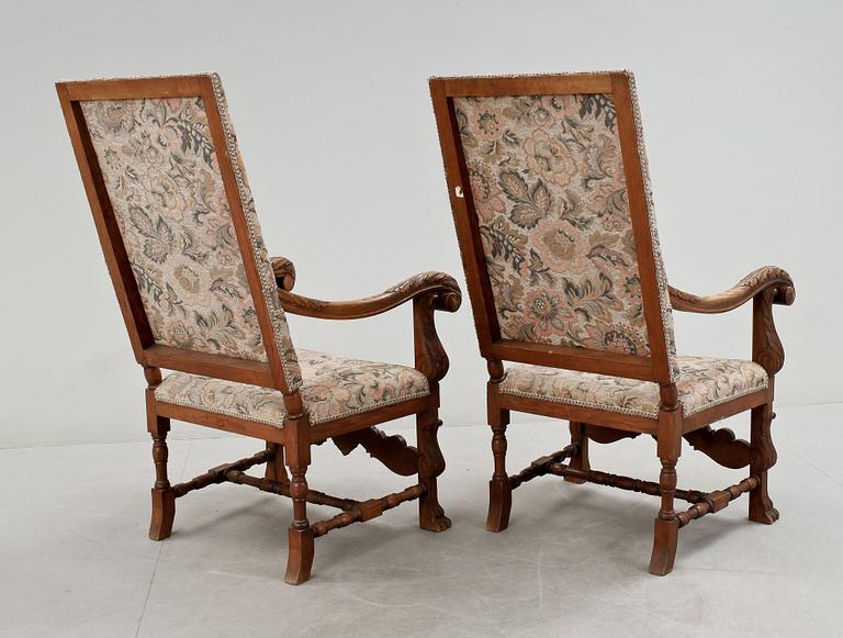 KARMSTOLAR, ett par, barockstil, 1900-talets första hälft.