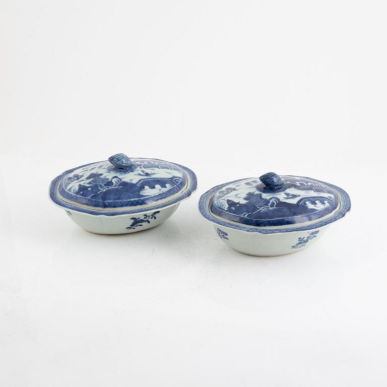 A pair of blue and white covered porcelain dishes, China, Qing dynasty, around 1800.