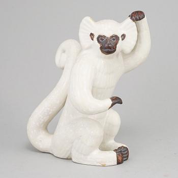 GUNNAR NYLUND, figurin, i form av gibbonapa, Rörstrand, 1900-talets mitt.