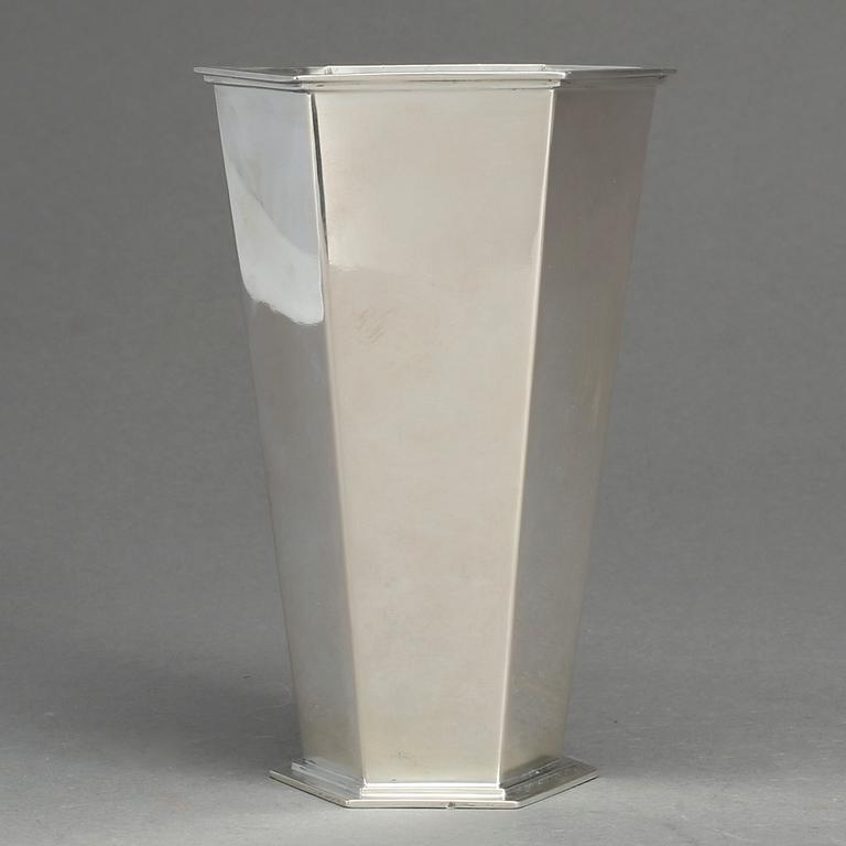 BÄGARE, silver, J L Hultman AB, Stockholm, 1945. Vikt ca 333 g.