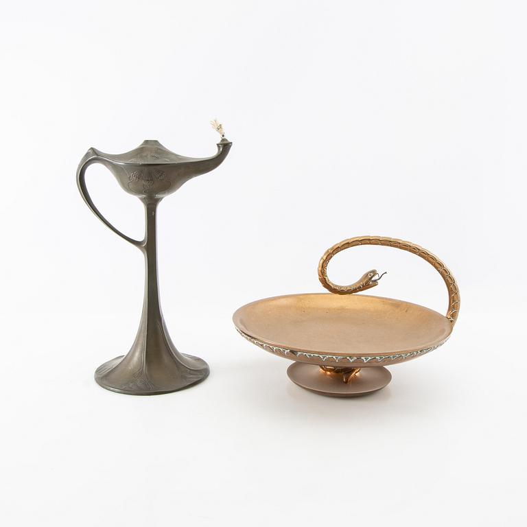 Skål på fot samt oljelampa 1900-talets första hälft.