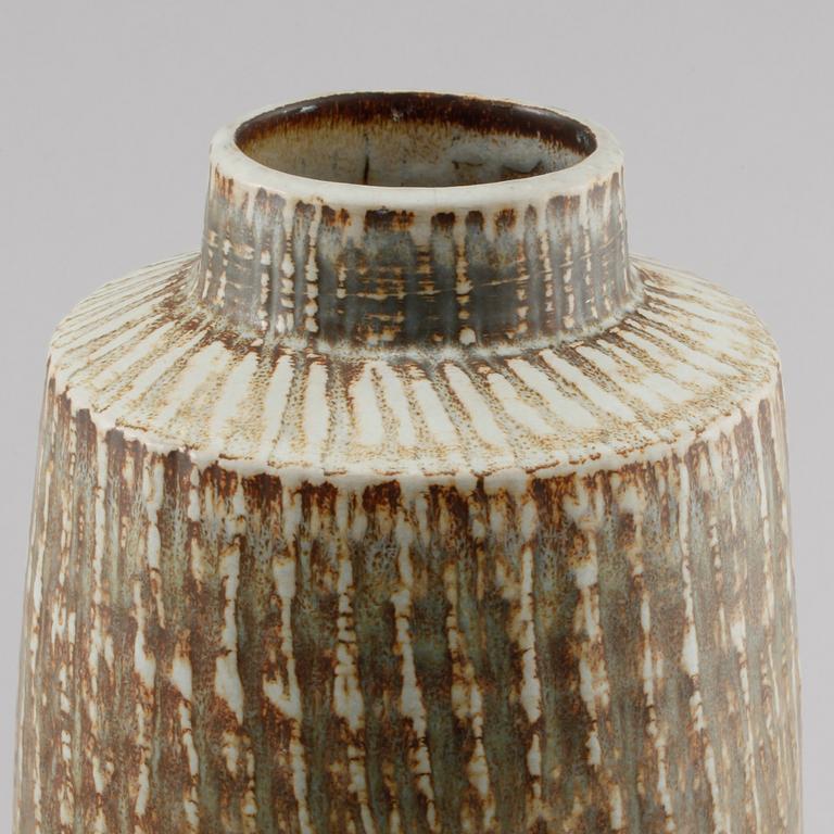 GOLVVAS, stengods, "Rubus", Gunnar Nylund, Rörstrand, 1900-talets andra hälft.