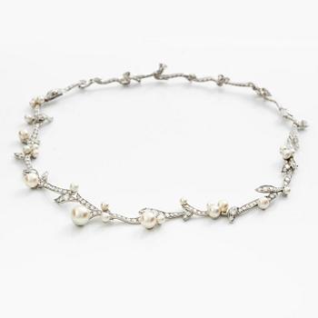 W.A. Bolin collier platina med odlade pärlor och runda briljantslipade  diamanter.
