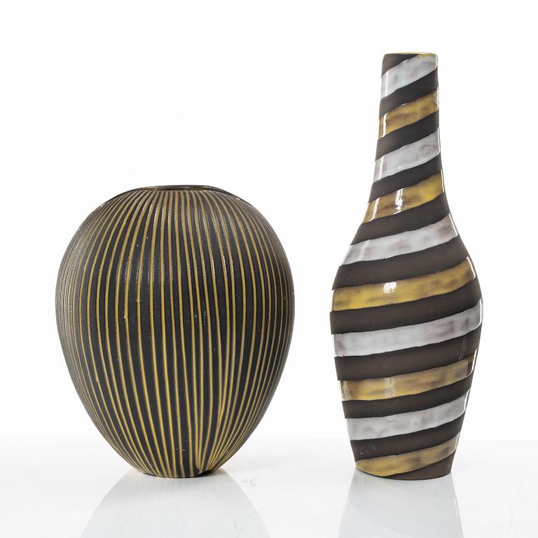 Upsala Ekeby, Ingrid Atterberg, vas, "Spiral" och Hjördis Oldfors, vas, "Kokos", lergods, Upsala-Ekeby.