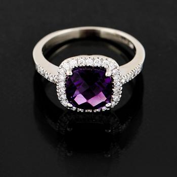 RING, 14K vitguld med checkerslipad ametist samt små briljantslipade diamanter. Vikt 3,6 g.