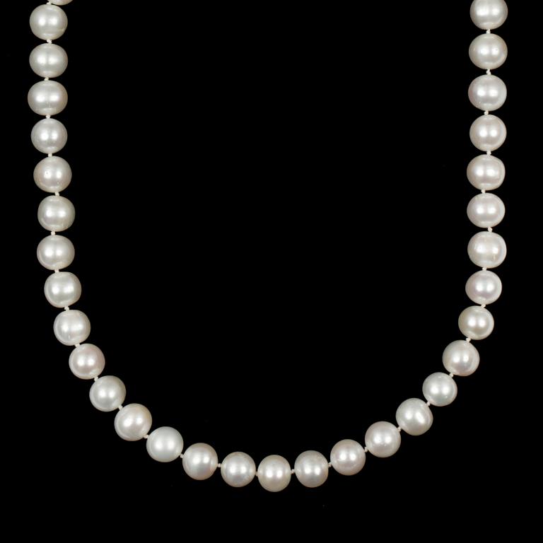 PÄRLCOLLIER, med lås i vitguld, diamanter och smaragd, Frankrike.