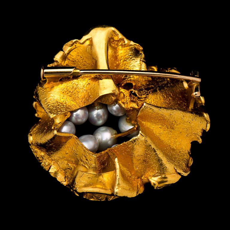 A LOTTA ORKOMIES BROOCH, cultured pearls, 18K gold. Tillander 1971.