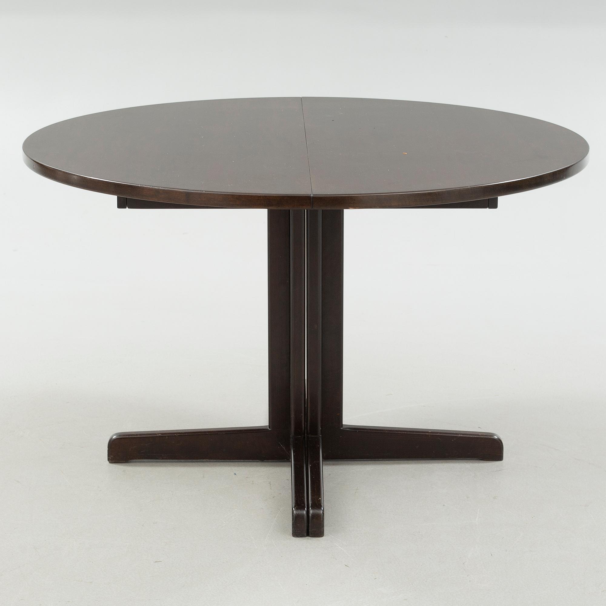 A diningroom furniture set of 7 pieces by Thonet from the second half of the 20th century.