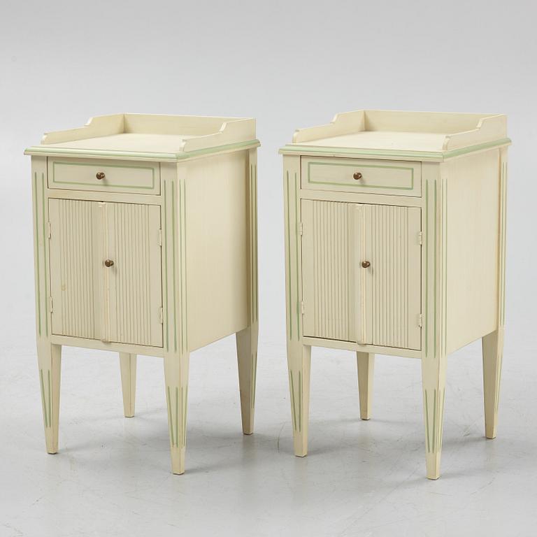 Sovrumsmöblemang, 4 delar, gustaviansk stil, sent 1900-tal.