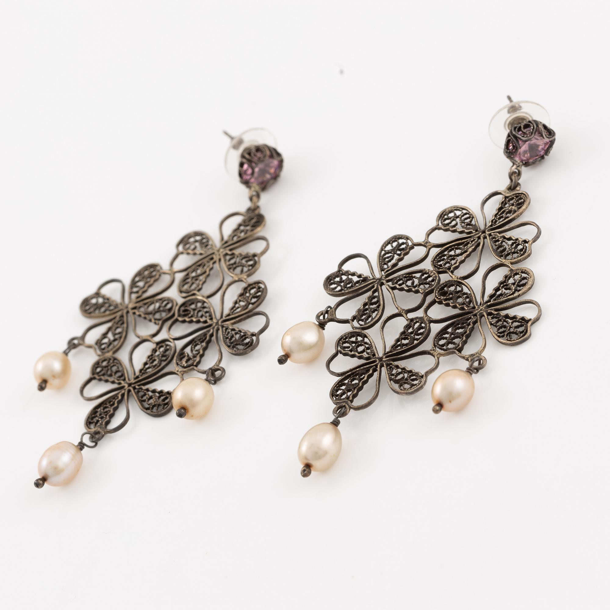 Yvone Christa, två par örhängen, silver, med genombruten dekor, med imitationsstenar.