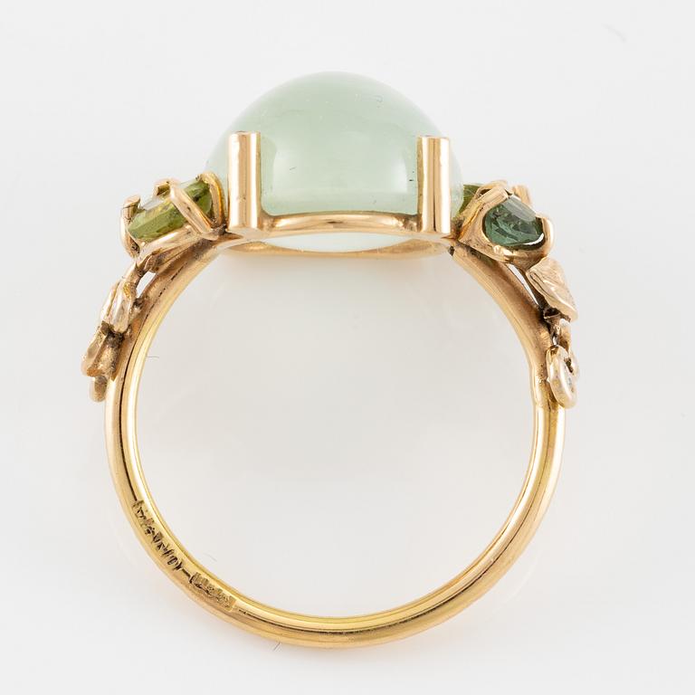 Cocktailring, Mandelstam, 18K guld med cabochonslipad prehnite, peridot, grön turmalin och briljantslipade diamanter.