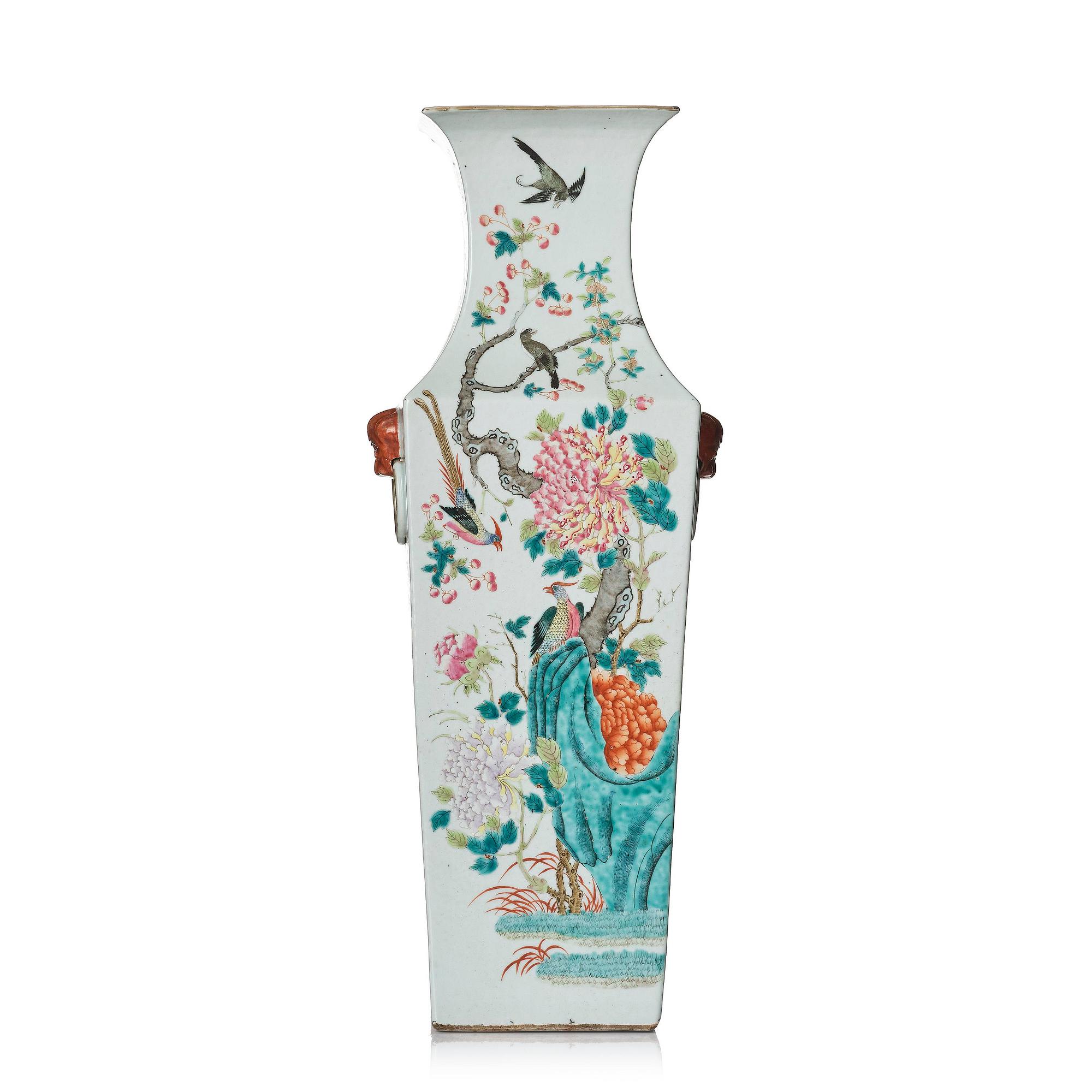 Vas, porslin. Qingdynastin, 1800-tal.