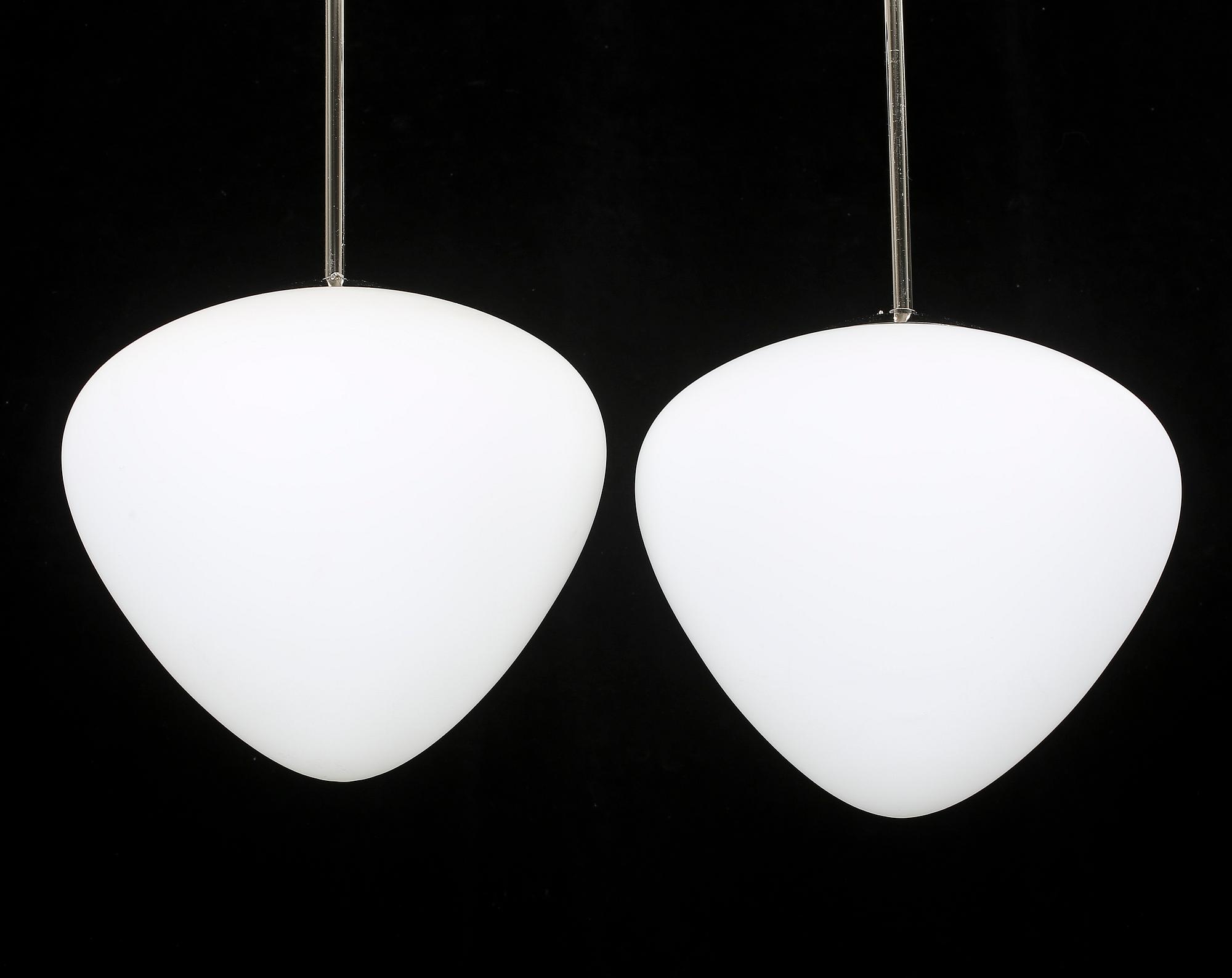 TAKLAMPOR, ett par, Laurel lamp modell 6032, 1900-talets mitt. Märkta Made in Sweden. Höjd 48 cm.