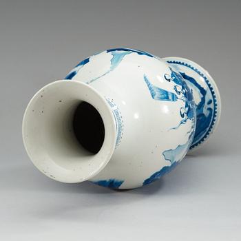 A blue and white vase, Qing dynasty.