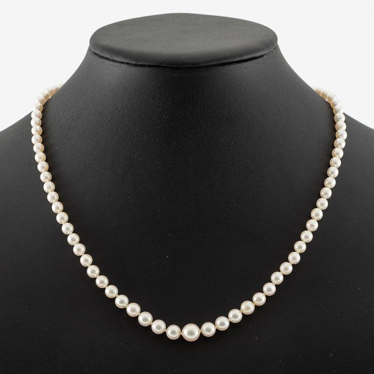 Necklace with graduated cultured pearls, clasp 18K gold.