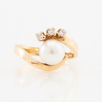 Ring in 18K gold set with round brilliant-cut diamonds and a cultured pearl.