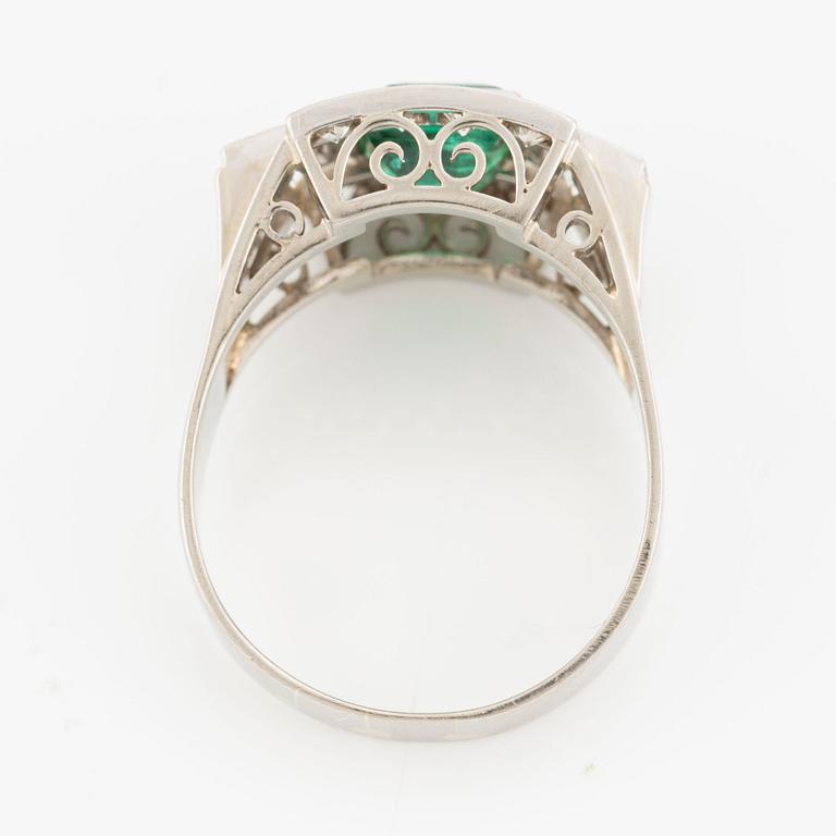 Ring, 18K white gold with emerald and brilliant-cut diamonds.