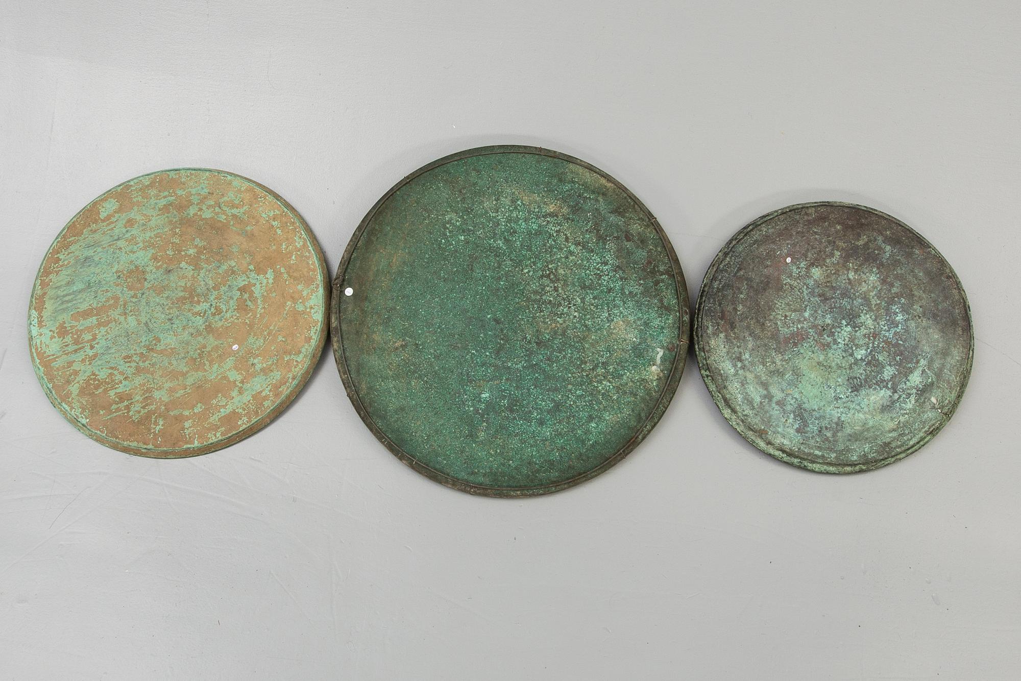 Brickor, tre stycken, kopparlegering. Sydostasien, 1800-tal eller äldre. Java.