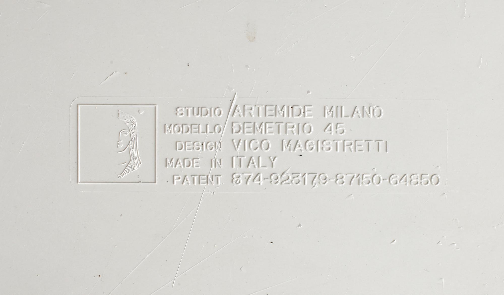 BORD, 2 st, plast, Vico Magistretti, Artemide Italien. Modellen formgiven 1966.