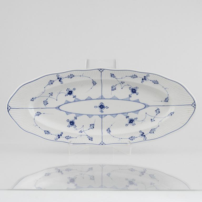 Four porcelain serving dishes and a fish platter, half-lace "Musselmalet", Royal Copenhagen, Denmark, 1894-1923.