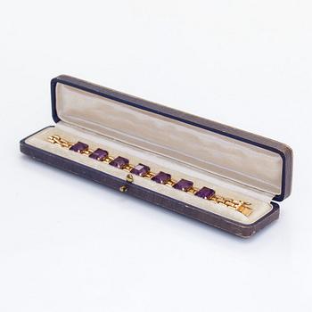 An 18K gold bracelet with amethyst.