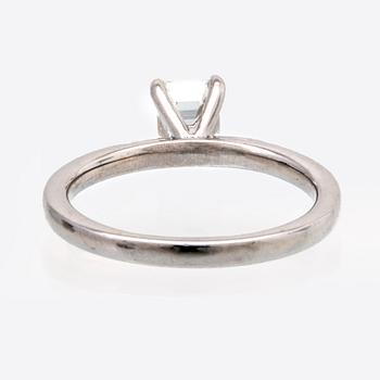 Ring platina med en smaragdslipad diamant 0,73 ct TW (G)/VS2, värderingsintyg Kaplans Stockholm 2020.