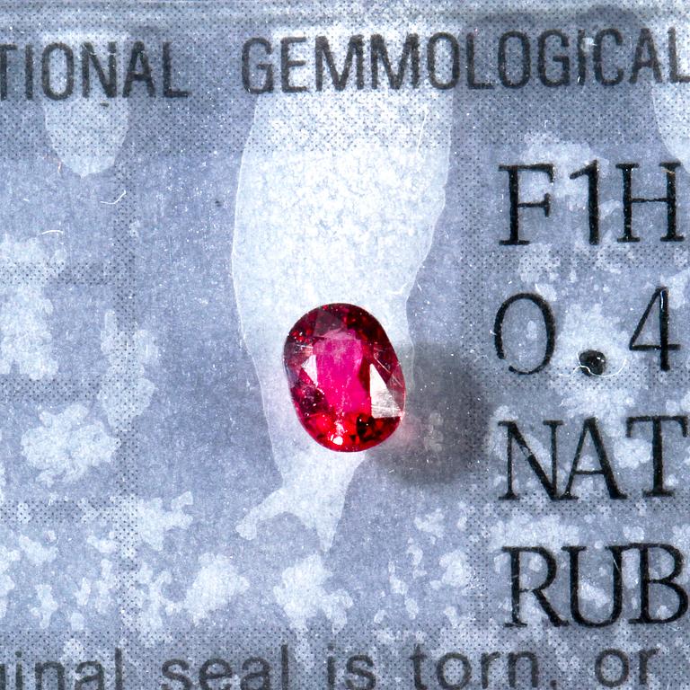 RUBINER, 2 st, fasettslipade, oinfattade, 0.45 ct resp 0.71 ct. Cert. IGI.