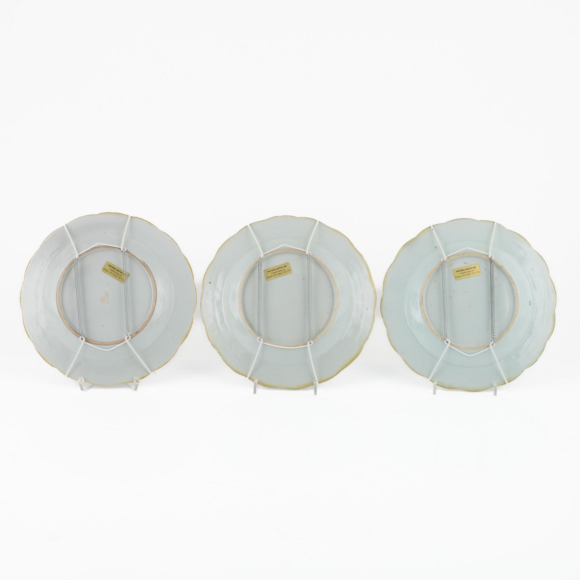 Tallrikar, porslin, 3 st, samt skålfat, Kina, 1700-tal.