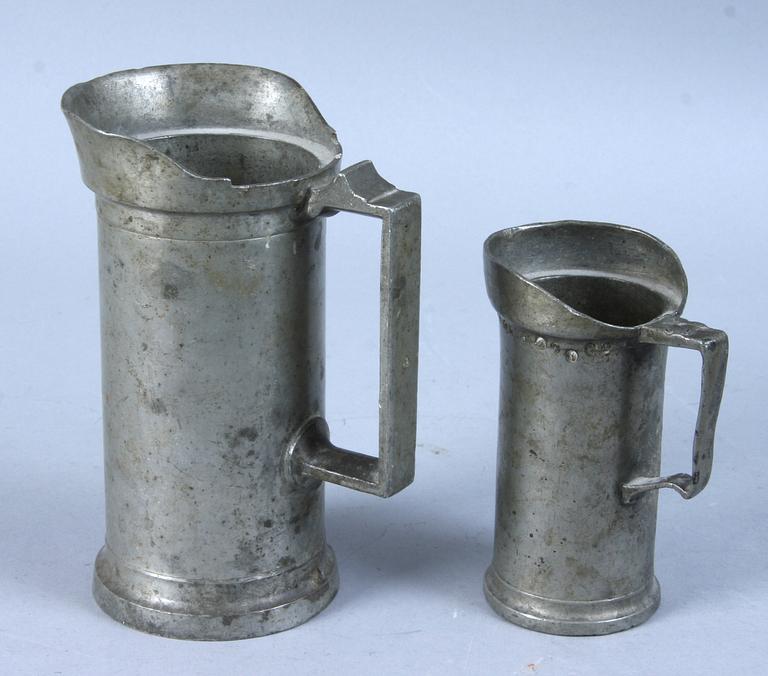 MÅTTKANNOR, 4 st samt TEKANNA, tenn.