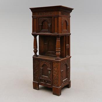 HÖRNSKÅP, renässans, 1600-talets mitt.