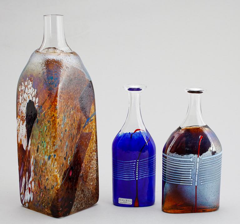 FLASKOR, 3 delar, glas, Kosta Boda Atelier, signerade.