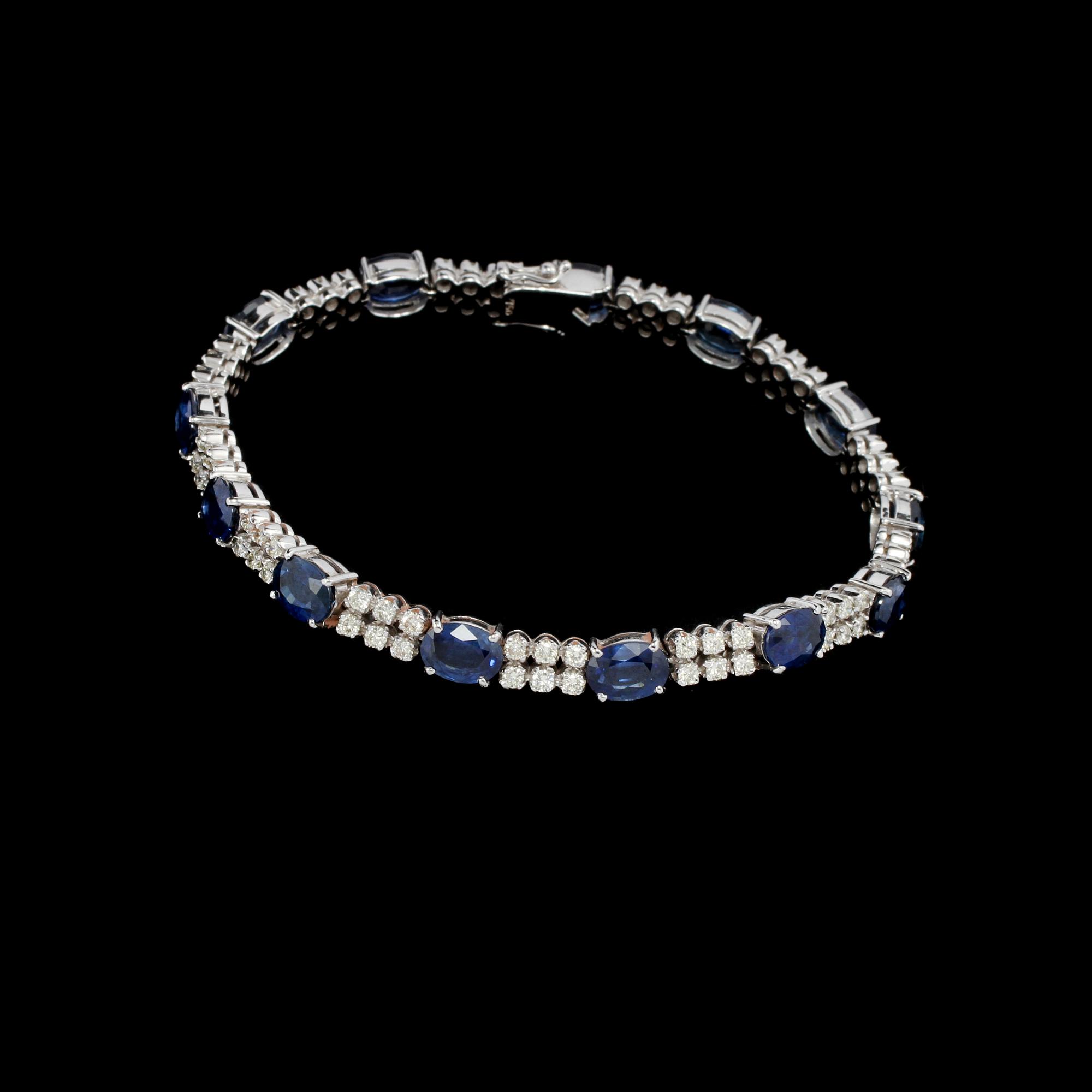 ARMLÄNK, 18k vitguld med 13 fasettslipade blå safirer samt 78 briljantslipade diamanter, totalt 2.40 ct. Vikt 18 g.