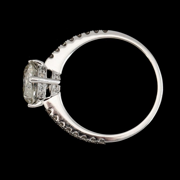 RING, 18K vitguld, briljantslipade diamanter tot ca 2.00 ct.