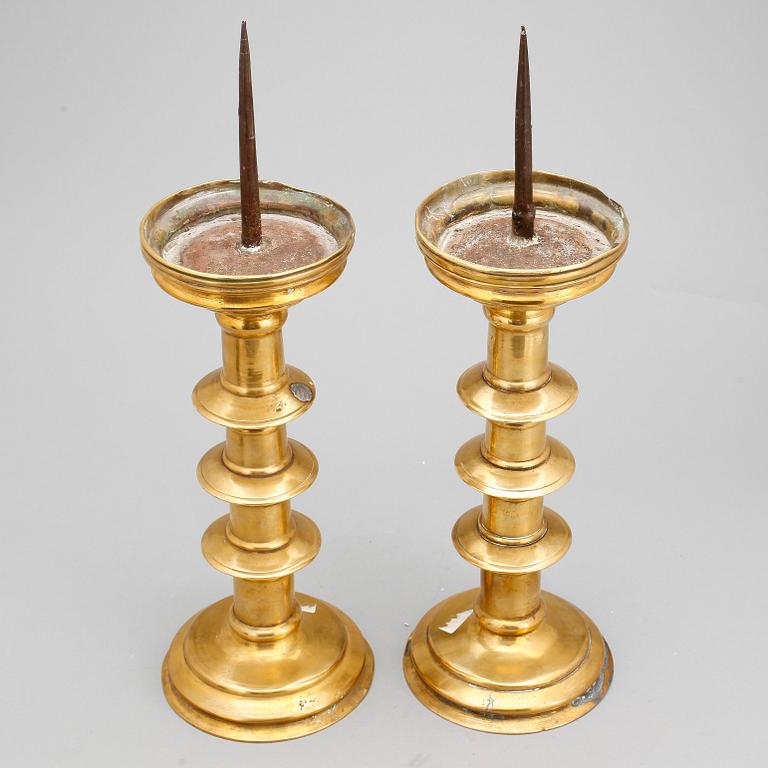 LJUSSTAKAR, ett par, mässing, sengotisk modell, 15/1600-tal.